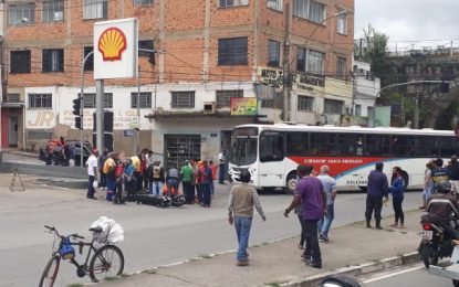 Motociclista fica ferido após colisão com ônibus no bairro Pontilhão, em Barbacena