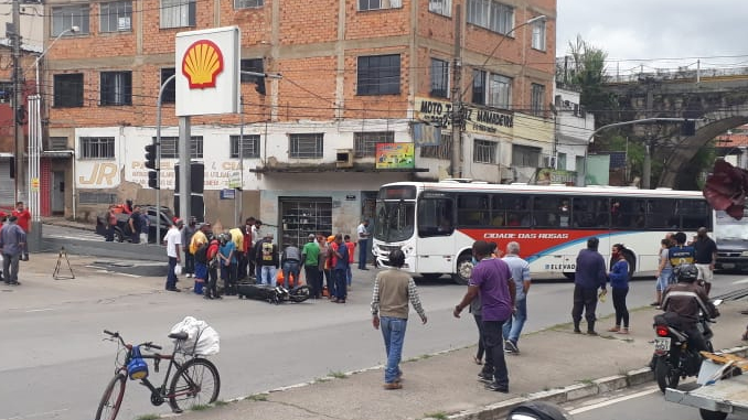 Motociclista fica ferido após colisão com ônibus no bairro Pontilhão, em Barbacena