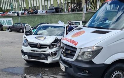 Ambulância e carro se envolvem em acidente em Barbacena