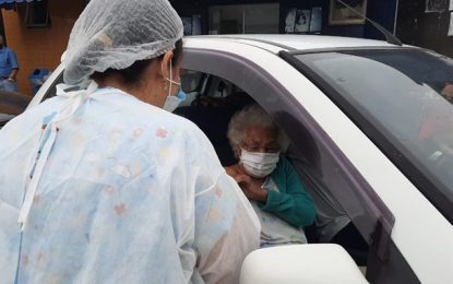 Idosos com mais de 84 anos que receberam vacina da AstraZeneca em março deverão retornar para segunda dose