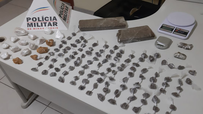 Jovem é presa após traficantes obrigarem moradores de condomínio a guardar drogas em Barbacena