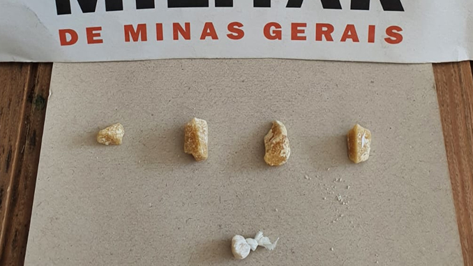 Homem é preso com pedras de crack no bairro Nova Cidade, em Barbacena