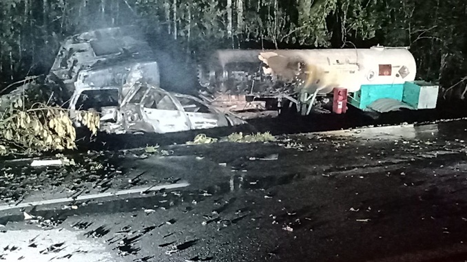 Incêndio em carreta atinge dois veículos na rodovia BR-040