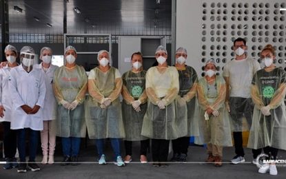 Emoção e esperança: Idosos a partir de 90 anos são vacinados contra à Covid-19