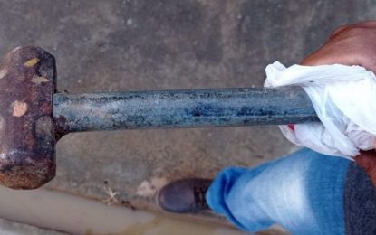 Homem mata idoso com golpes de marreta e enterra o corpo dentro de casa