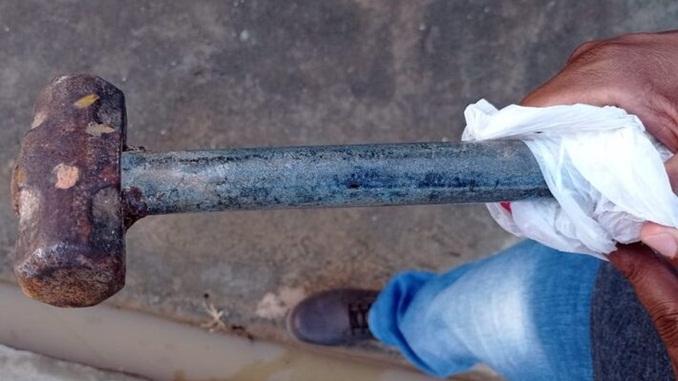 Homem mata idoso com golpes de marreta e enterra o corpo dentro de casa