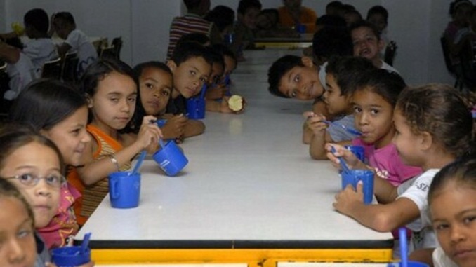 Alimentação de crianças e adolescentes vulneráveis pode ser afetada com escolas fechadas