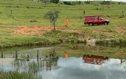 Pai pula em lagoa para salvar filho e os dois morrem afogados na zona rural de Perdões