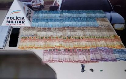 PM faz apreensão de mais de R$ 8 mil em ponto de tráfico de drogas em Buritis