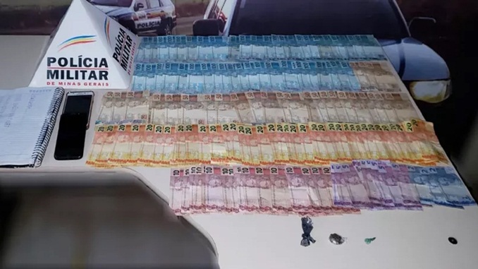 PM faz apreensão de mais de R$ 8 mil em ponto de tráfico de drogas em Buritis