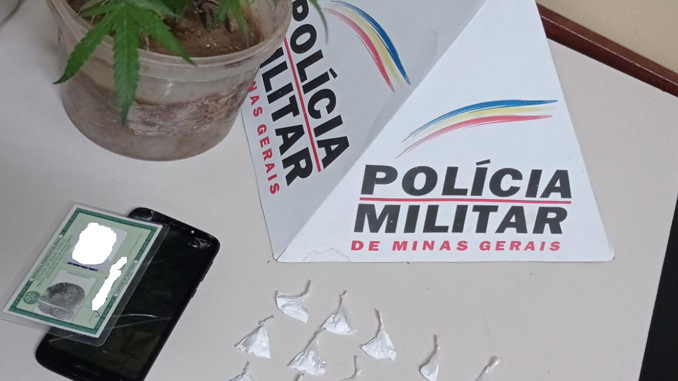 Homem é preso com 15 invólucros de cocaína em Barbacena
