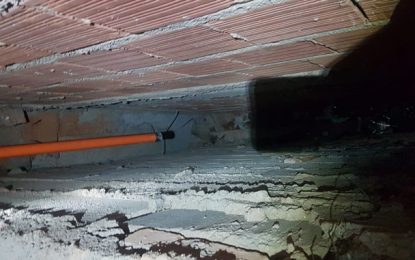 Bombeiros resgatam cachorro que ficou preso entre paredes, em Barbacena