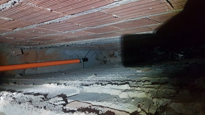 Bombeiros resgatam cachorro que ficou preso entre paredes, em Barbacena