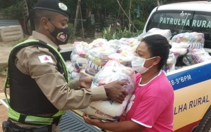 Soldados da PM entregam cestas arrecadadas em Operação Solidária