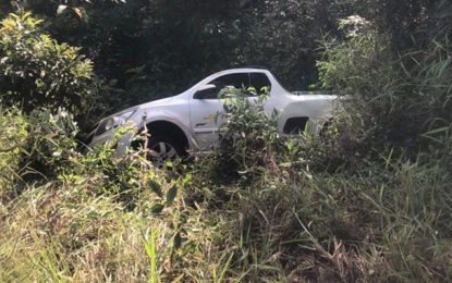 Caminhão bate em carro, que atinge ciclista e depois cai em ribanceira na BR-040