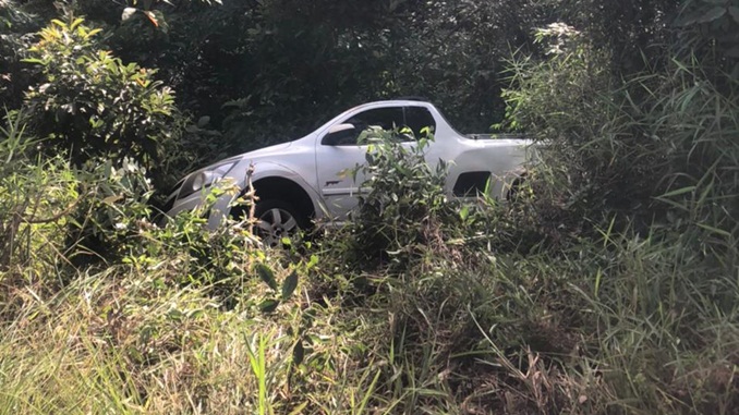 Caminhão bate em carro, que atinge ciclista e depois cai em ribanceira na BR-040