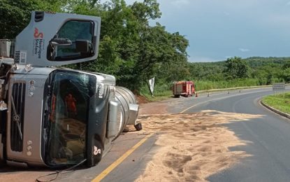 Caminhão-tanque tomba e deixa óleo espalhado pela pista na BR-251