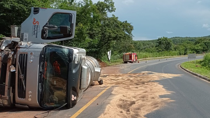 Caminhão-tanque tomba e deixa óleo espalhado pela pista na BR-251