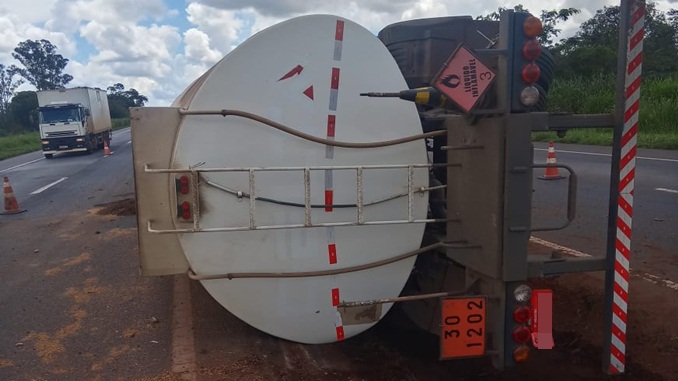 Carreta perde controle da direção e deixa óleo espalhado pela BR-153
