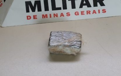 Polícia Militar apreende tablete de maconha no bairro Nossa Senhora Aparecida, em Barbacena