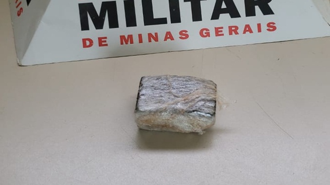 Polícia Militar apreende tablete de maconha no bairro Nossa Senhora Aparecida, em Barbacena