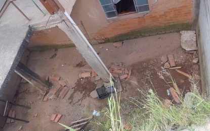 Bombeiros resgatam pedreiro que caiu de uma altura de três metros, em Barbacena