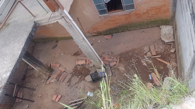 Bombeiros resgatam pedreiro que caiu de uma altura de três metros, em Barbacena