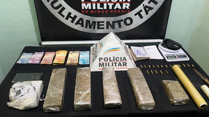 Apreensão de drogas e duas pessoas conduzidas por suspeitas de tráfico, em Conselheiro Lafaiete