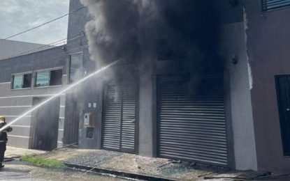 Incêndio em fábrica de calçados em Nova Serrana mobiliza Corpo de Bombeiros
