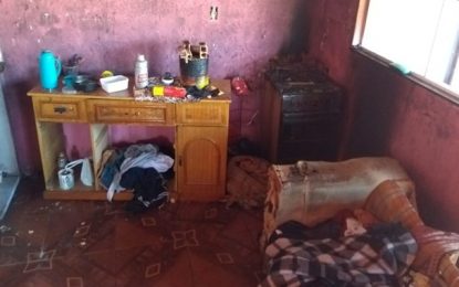 Bombeiros combatem incêndio em residência no Caminho Novo, em Barbacena