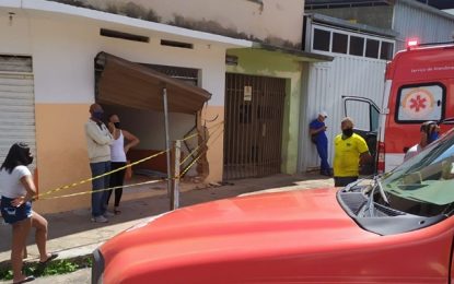 Idoso perde o controle de veículo e invade obra de futuras instalações de uma farmácia