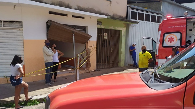 Idoso perde o controle de veículo e invade obra de futuras instalações de uma farmácia