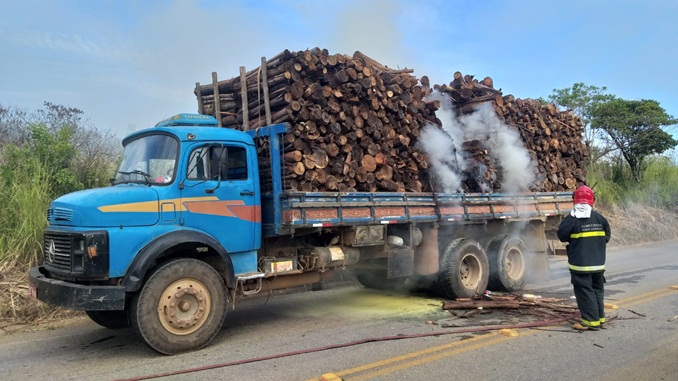 Bombeiros combatem incêndio em caminhão na MGC-383
