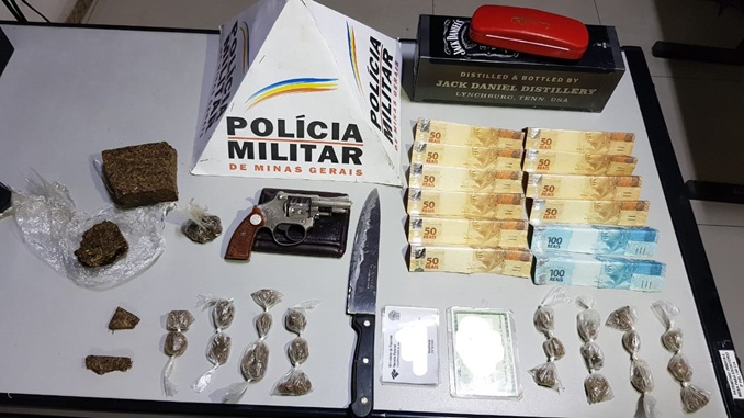 Polícia Militar faz apreensão de arma de fogo e drogas no Bairro Nova Cidade, em Barbacena