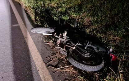 Dois jovens ficam feridos em acidente envolvendo uma moto e um animal