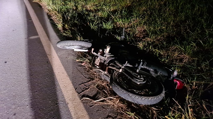 Dois jovens ficam feridos em acidente envolvendo uma moto e um animal