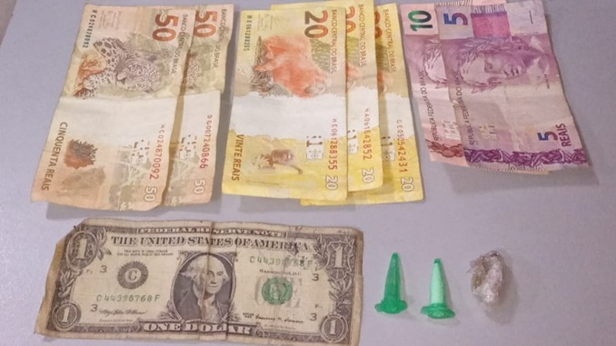 Dupla é presa por tráfico de drogas, em Barbacena