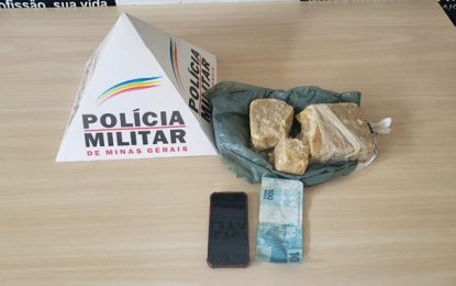 PM aborda denunciada com barra de crack no Bairro Santa Mônica, em Congonhas