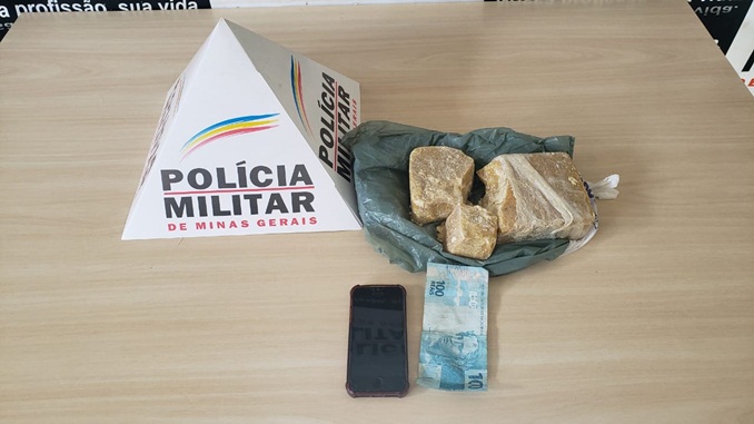 PM aborda denunciada com barra de crack no Bairro Santa Mônica, em Congonhas