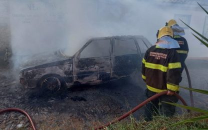 Bombeiros Combatem incêndio em veículo em Tiradentes