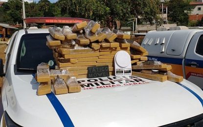 Homem é preso ao ser flagrado desenterrando 70 kg de maconha em Governador Valadares