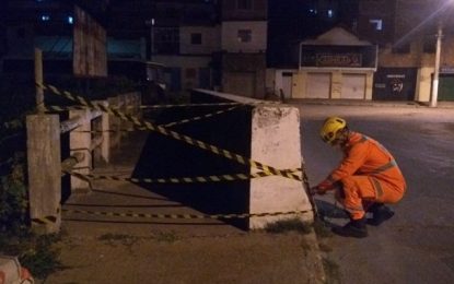 Bombeiros resgatam andarilho que caiu em córrego