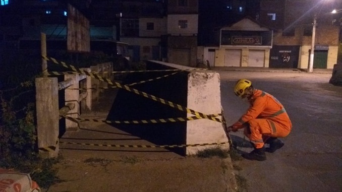 Bombeiros resgatam andarilho que caiu em córrego