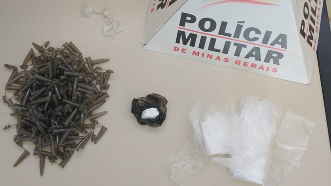 Duas pessoas são detidas acusadas de tráfico de drogas, em Barbacena