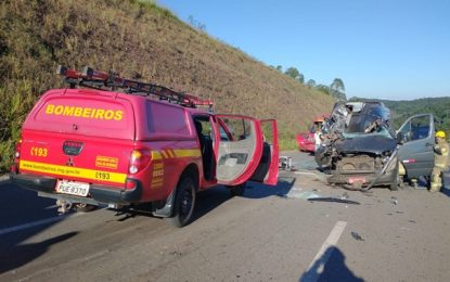 Sequência de acidentes envolve 4 veículos, faz 16 vítimas, sendo uma fatal