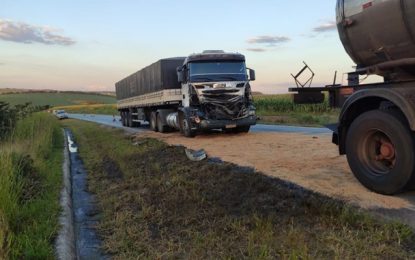 Bombeiros atendem acidente com grande derramamento de óleo na BR 265