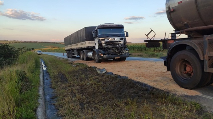 Bombeiros atendem acidente com grande derramamento de óleo na BR 265