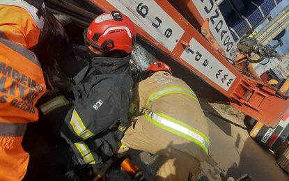 Corpo de Bombeiros resgata vítima prensada por guindaste em Montes Claros