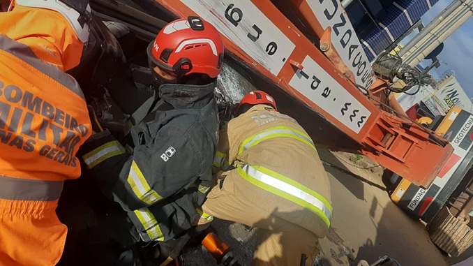 Corpo de Bombeiros resgata vítima prensada por guindaste em Montes Claros