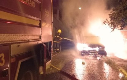Bombeiros combatem incêndio em veículo no bairro Senhor dos Montes, em  São João Del-Rei